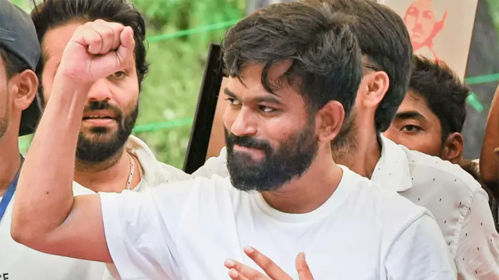 আটকের সময় ককরোচ-প্রধানের স্লোগান—ইনকিলাব জিন্দাবাদ