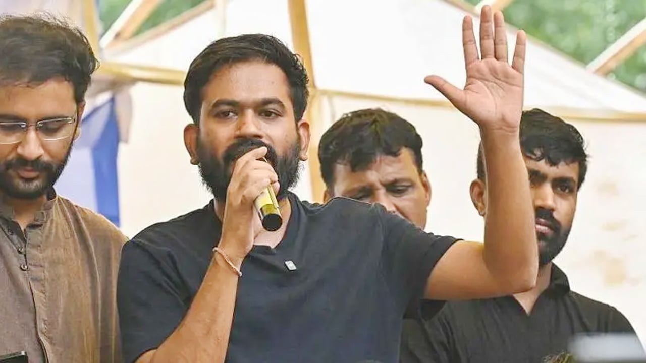 নতুন কর্মসূচি নিয়ে মাঠে ককরোচ জনতা পার্টি