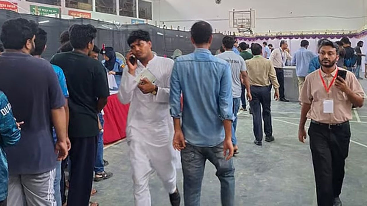 অনুমতি নিয়ে ভোটকেন্দ্রে প্রবেশ করেন আবিদ