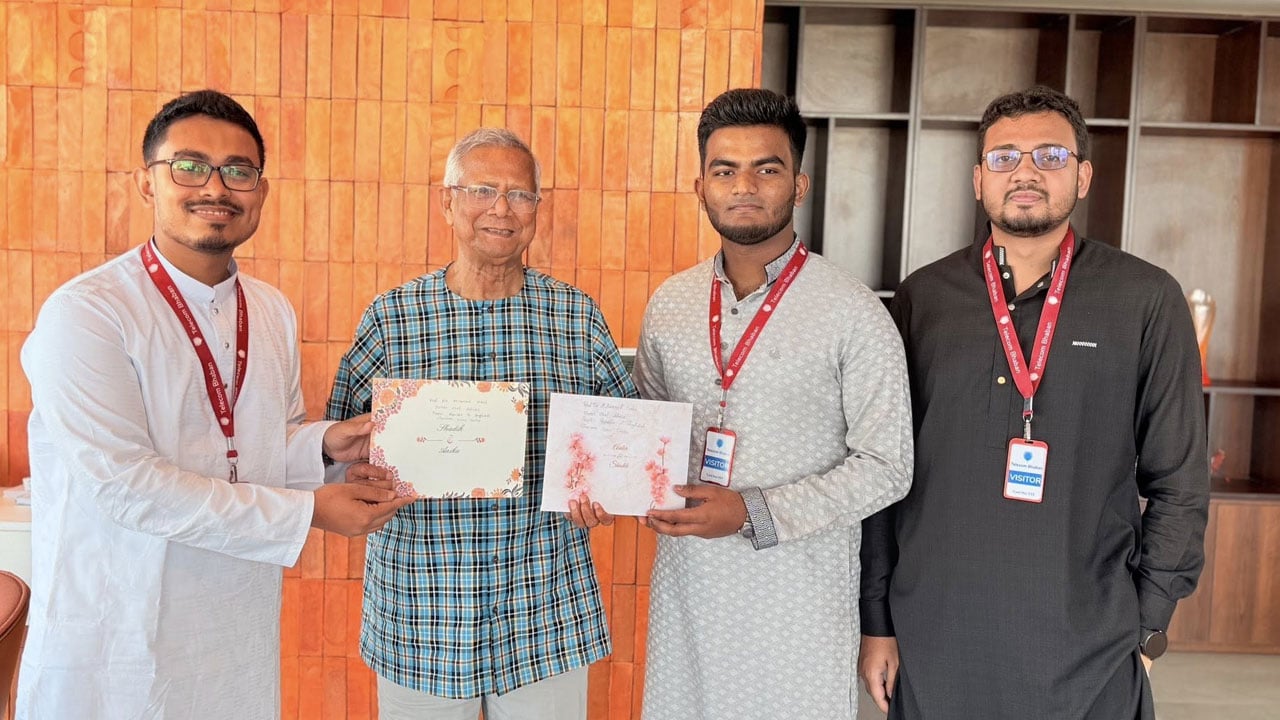 ড. ইউনূসের হাতে বিয়ের দাওয়াতপত্র তুলে দিলেন ডাকসু ভিপি