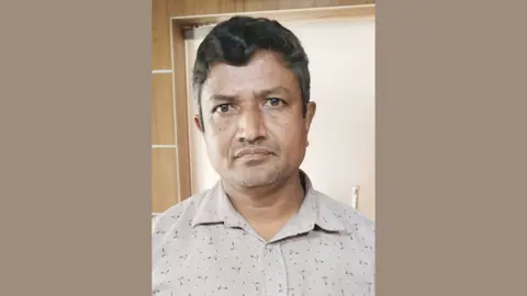 ‘শেখ হাসিনার বাংলাদেশ’ লেখা ব্যানার ব্যবহার করায় প্রধান শিক্ষক আটক