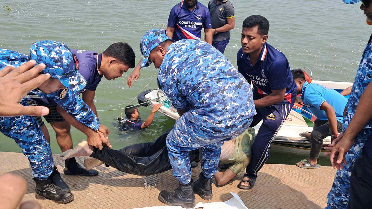 বাসডুবির ঘটনায় লাশ উদ্ধার অভিযান সাময়িক স্থগিত