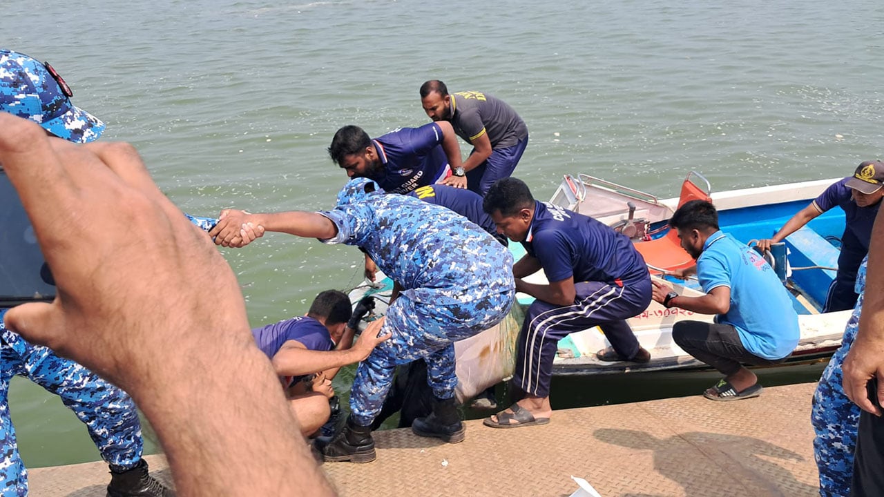 বাসডুবির ঘটনায় লাশ উদ্ধার অভিযান সাময়িক স্থগিত