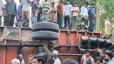 ট্রাক চাপায় ইজিবাইকে থাকা একই পরিবারের ৫ জন নিহত