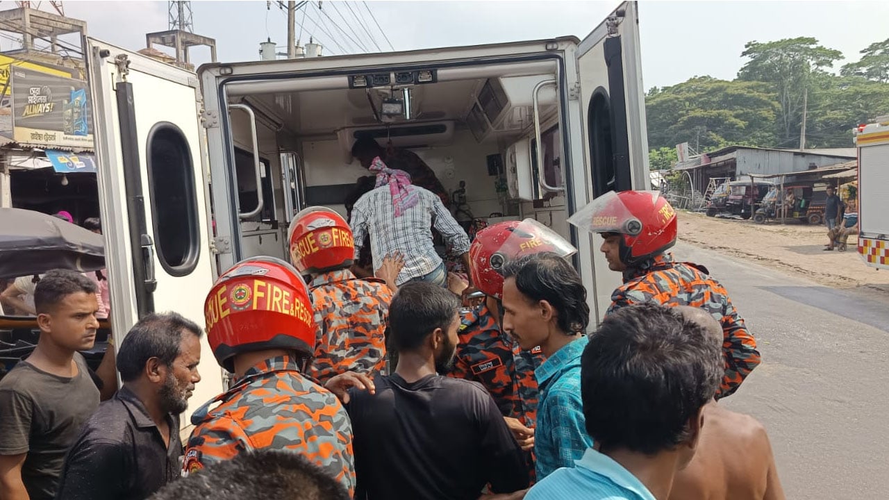 বরিশালে দুর্ঘটনার কবলে লাশবাহী অ্যাম্বুলেন্স, আহত ৭