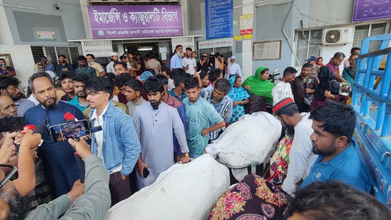 সিলেটের দক্ষিণ সুরমায় ট্রাক-পিকআপ সংঘর্ষে নিহত ৮