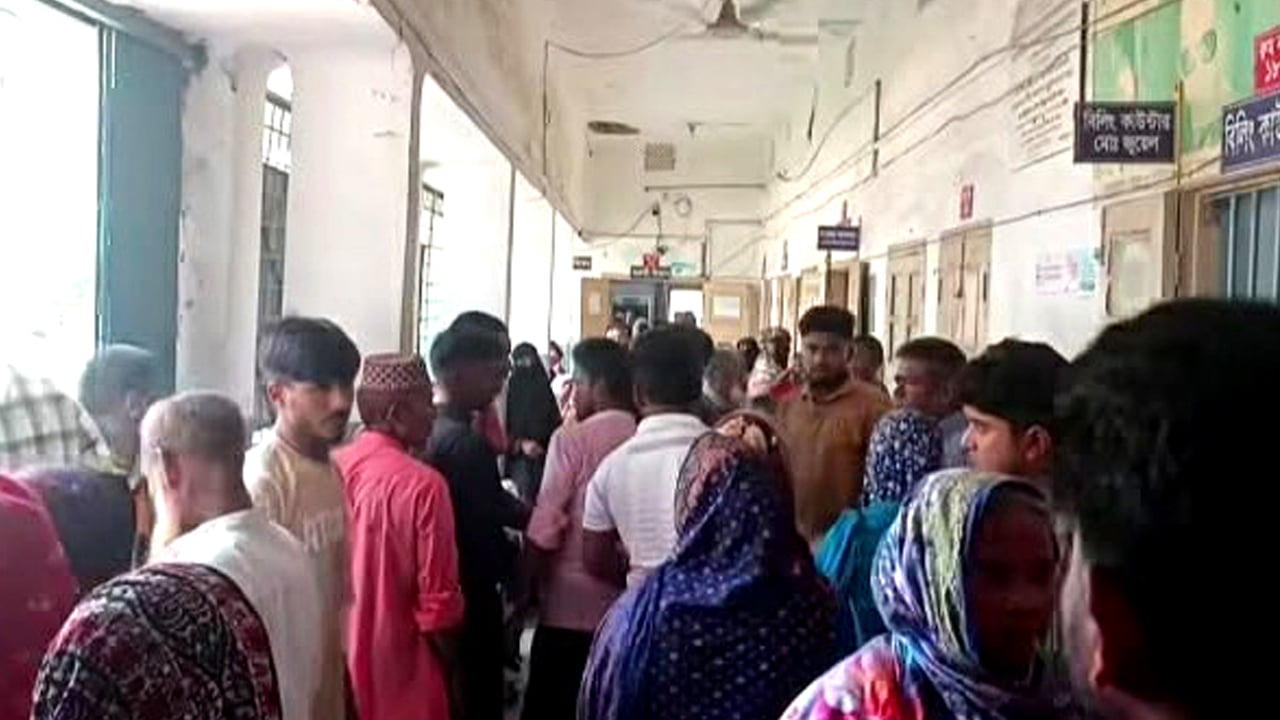 বালুবাহী ট্রলির ধাক্কায় ভ্যান চালকের মৃত্যু