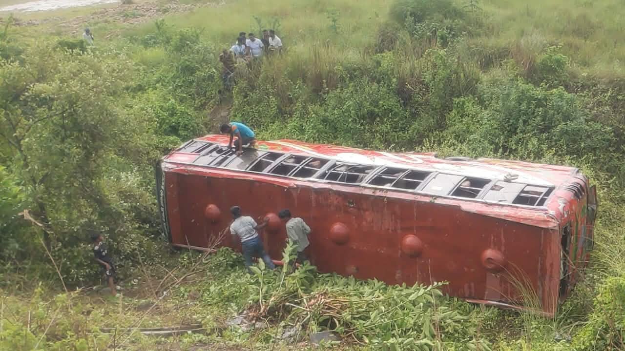কুমিল্লায় যাত্রীবাহী বাস খাদে, দুই চিকিৎসকসহ আহত ১১