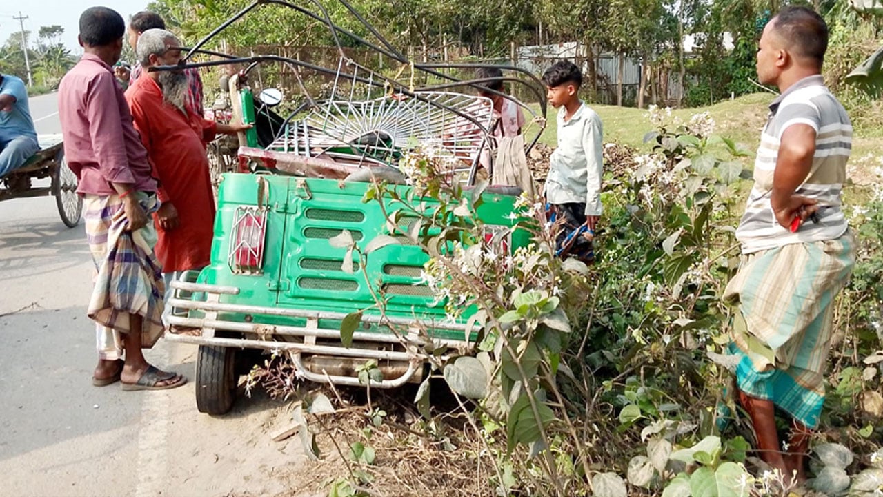 টাঙ্গাইলে বাসের ধাক্কায় সিএনজি চালকসহ নিহত ৩