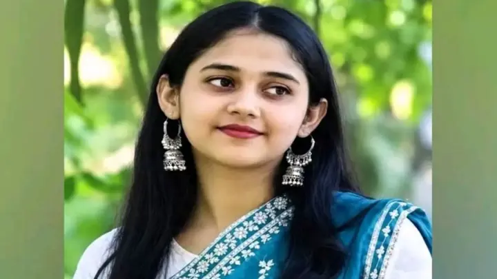 ইজিবাইকের চাকায় ওড়না পেঁচিয়ে তরুণীর মৃত্যু