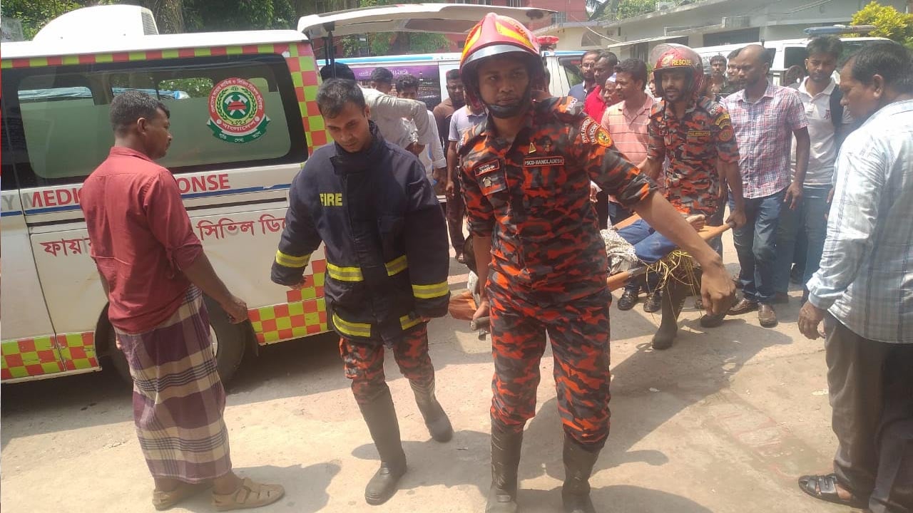 গৌরনদীতে পিকআপের ধাক্কায় নিহত ১, আহত ২