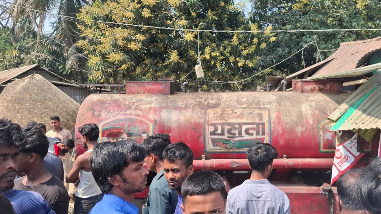 তেলবাহী লরির চাপায় ব্যবসায়ী নিহত, আহত দুই ছেলে