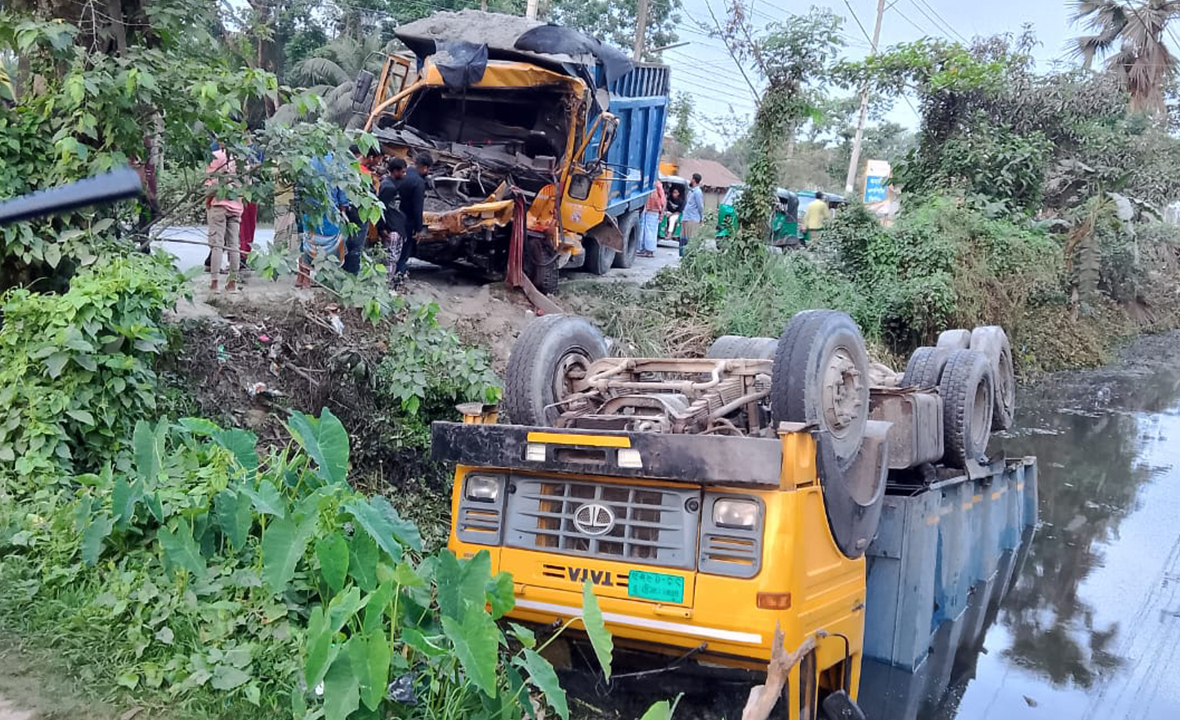 দাঁড়িয়ে থাকা ট্রাকে বালুভর্তি ট্রাকের ধাক্কা, নিহত দুই