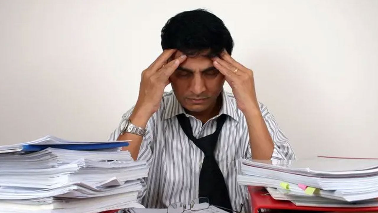 দৈনিক আট ঘণ্টার বেশি কাজ বাড়াচ্ছে মৃত্যুঝুঁকি!