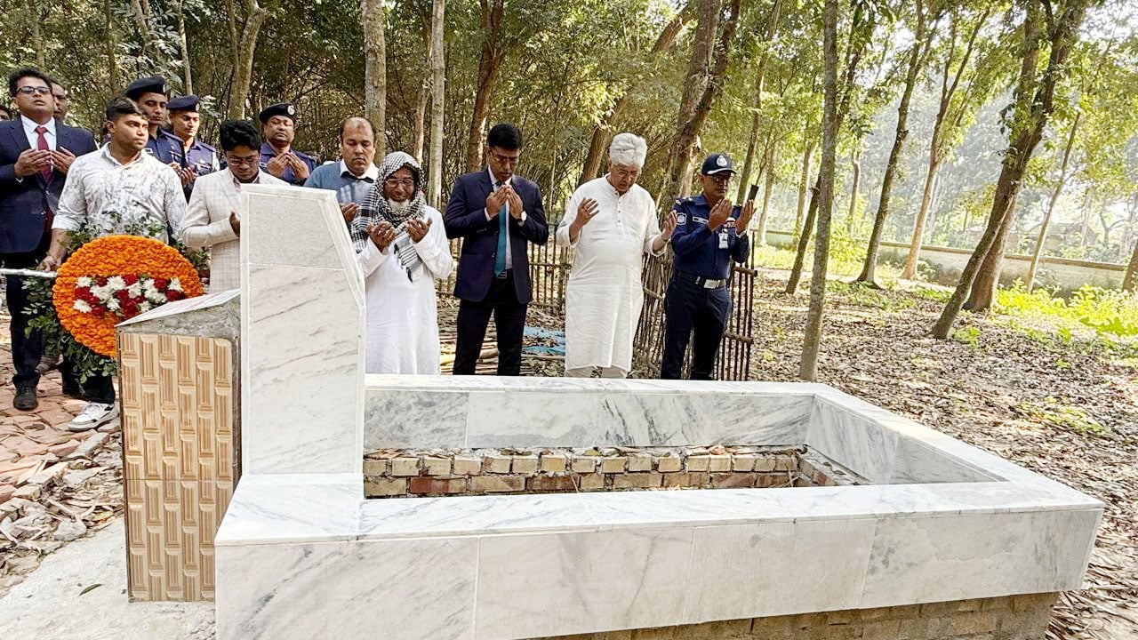 শহীদ শাহরিয়ার শুভ’র কবর জিয়ারত করলেন শিল্প উপদেষ্টা