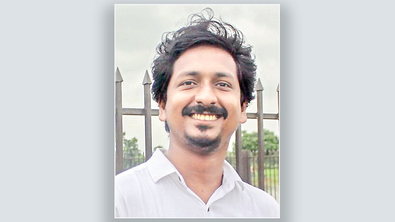 কত কী হয়েছে লেখা দেয়ালে দেয়ালে…