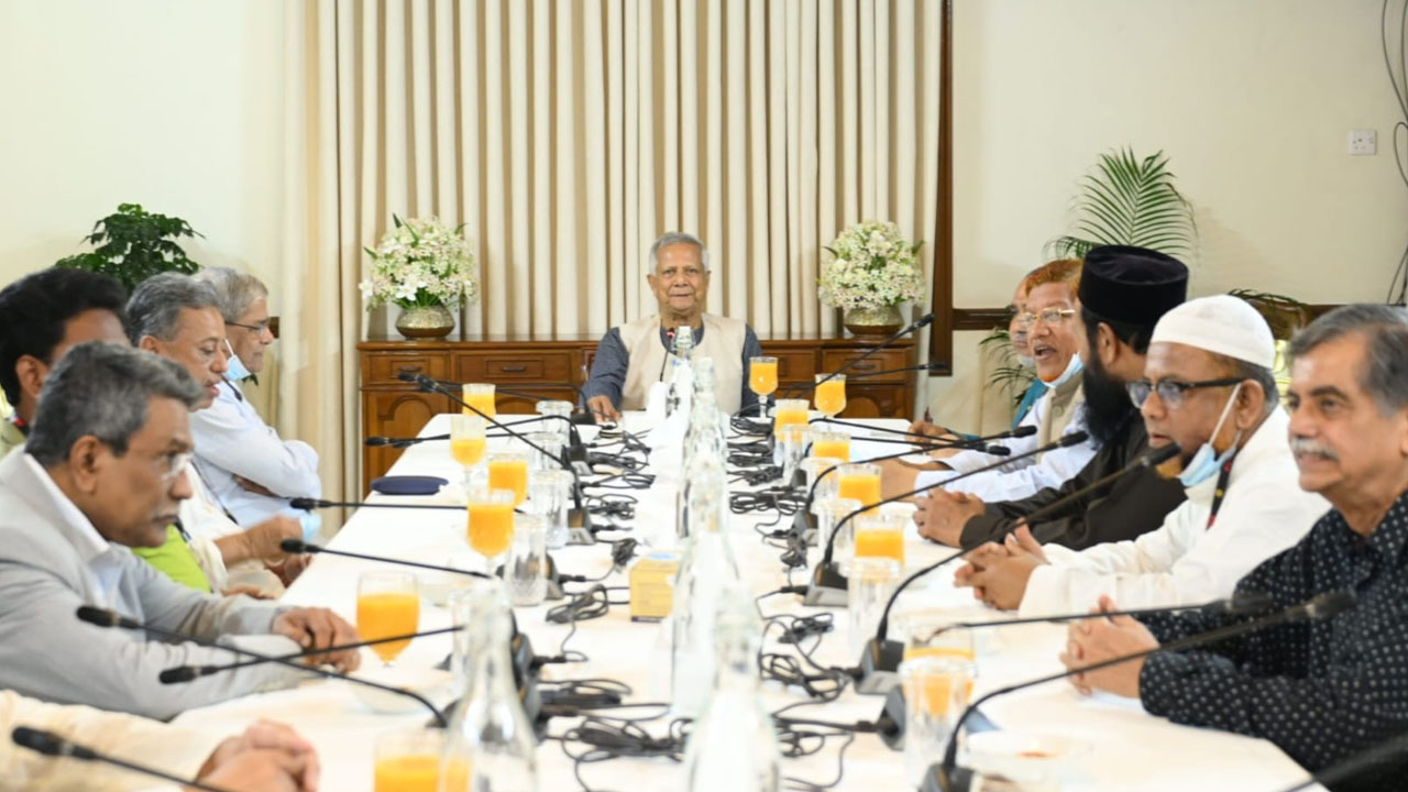 রাজনৈতিক দলগুলোর সঙ্গে বৈঠকে প্রধান উপদেষ্টা