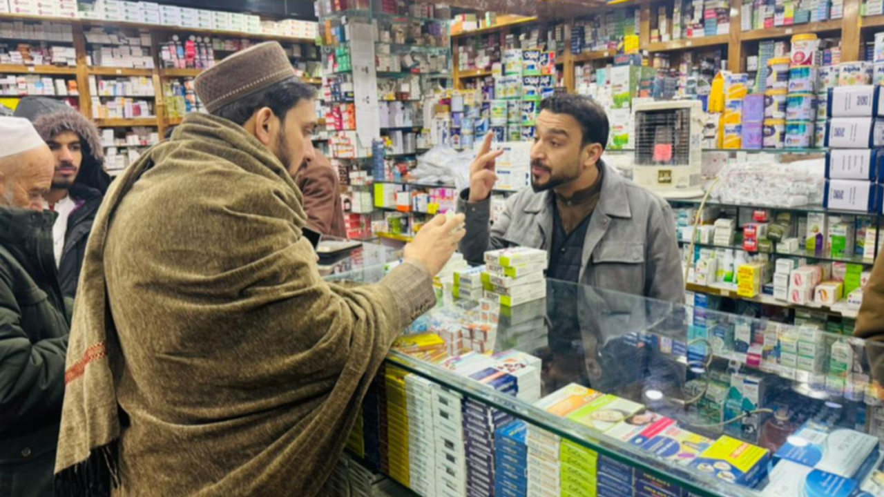 পাকিস্তান-নির্ভরতা কাটাতে গিয়ে আফগান ওষুধ বাজারে অস্থিরতা