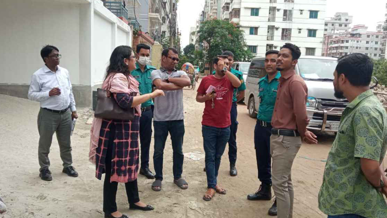 আফতাবনগরে রাস্তায় নির্মাণ সামগ্রী রাখায় ৩ জনের জরিমানা