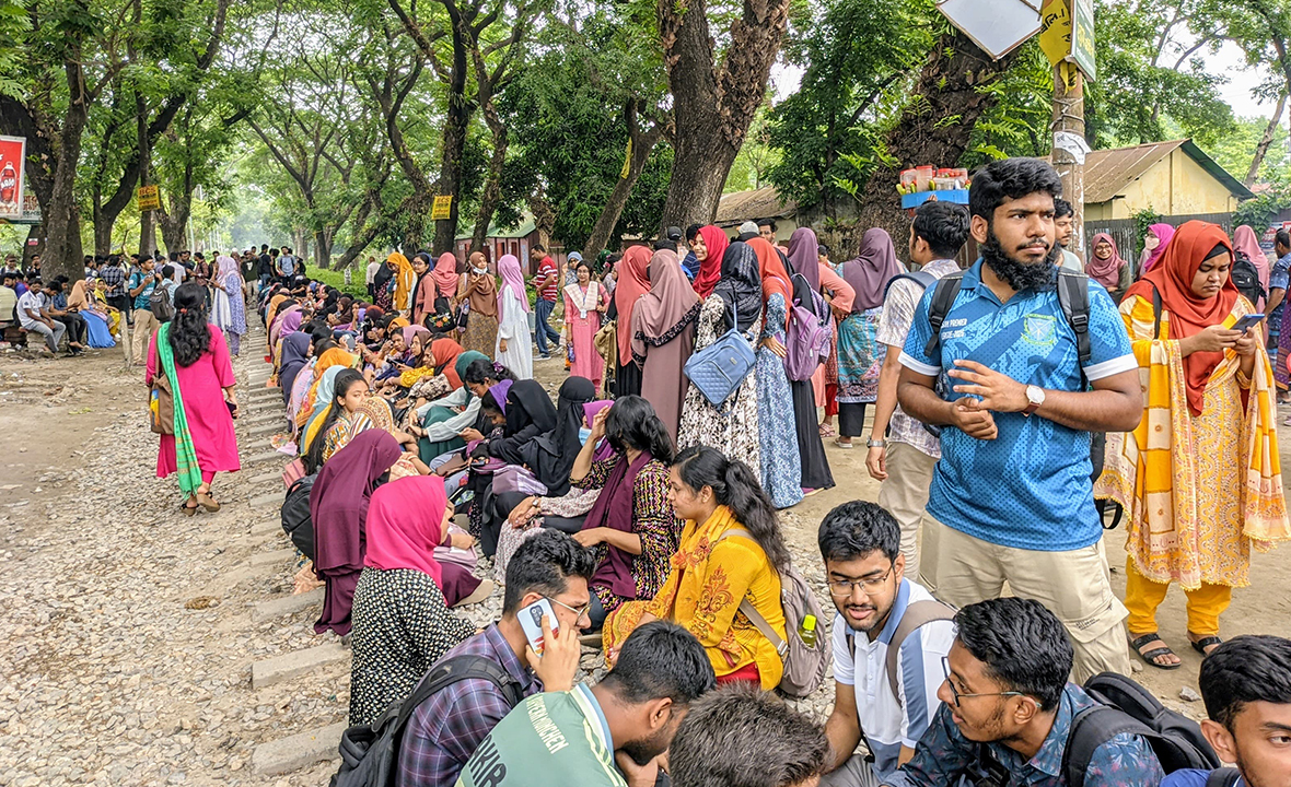 ‘সারা বাংলায় কৃষিবিদ ব্লকেডের’ হুঁশিয়ারি বাকৃবি শিক্ষার্থীদের
