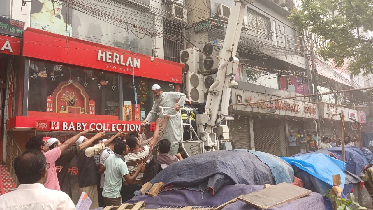 মিরপুরে আবাসিক ভবনে আগুন, নিয়ন্ত্রণে ৬ ইউনিট