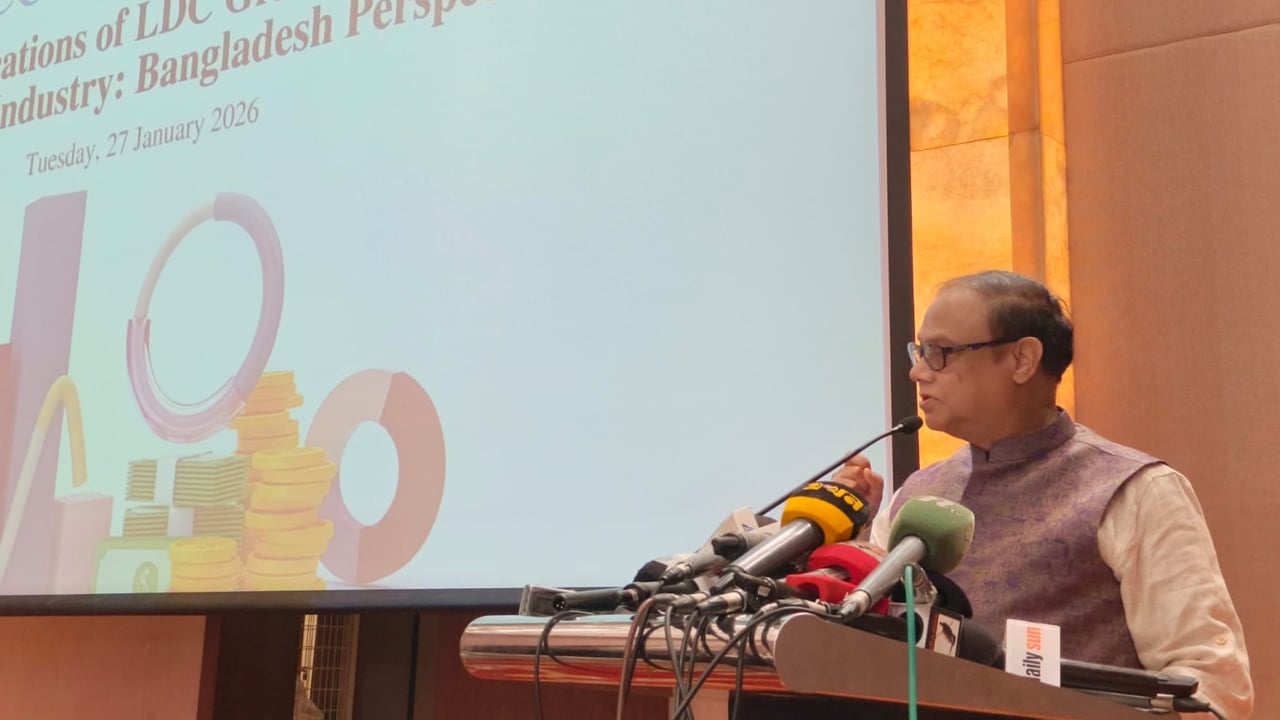 ব্যবসায়ীদের এক হাত নিলেন গভর্নর