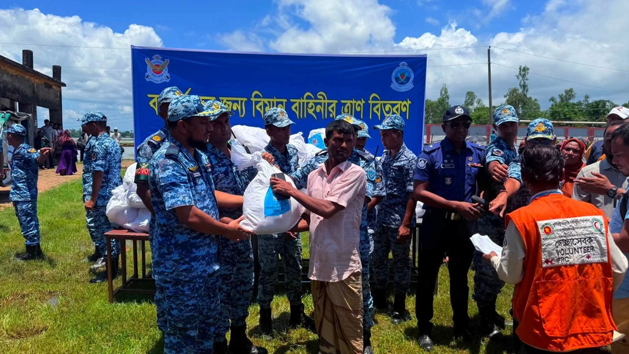 পেকুয়ায় বন্যার্ত ৫৫০ পরিবারের পাশে বিমান বাহিনী