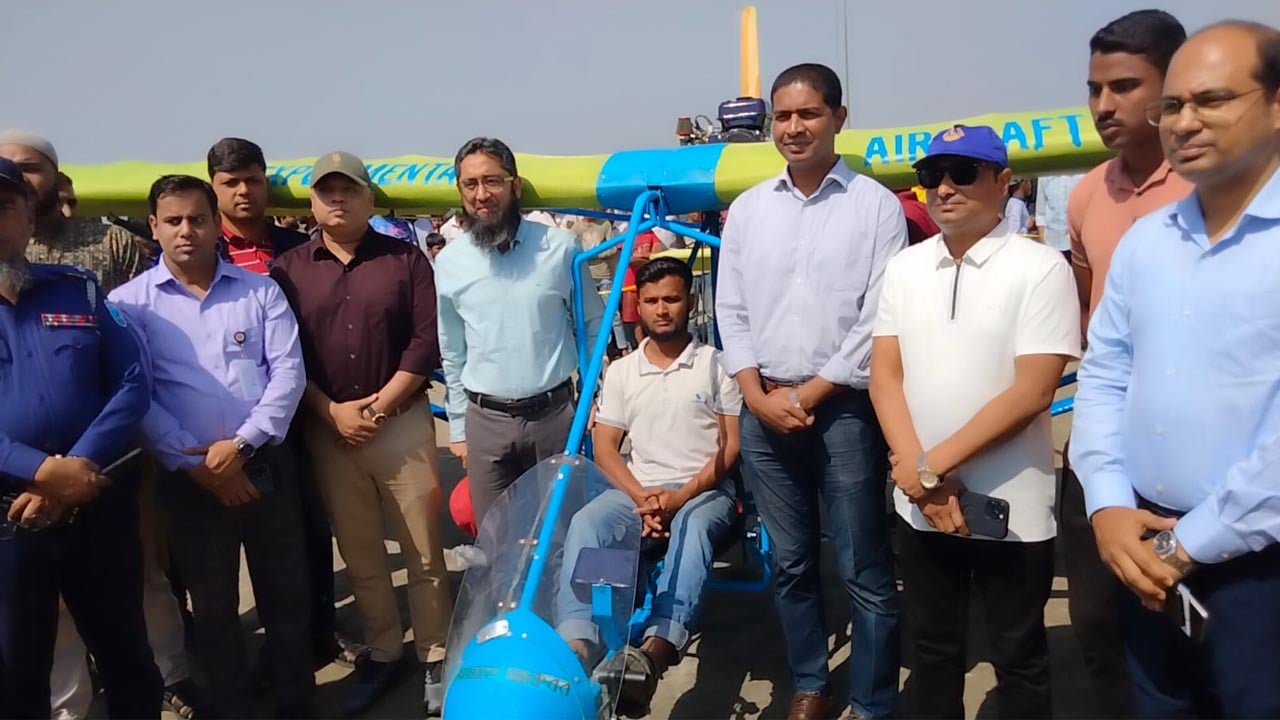 নিজের তৈরি ‘উড়োজাহাজে’ আকাশে উড়লেন মানিকগঞ্জের জুলহাস