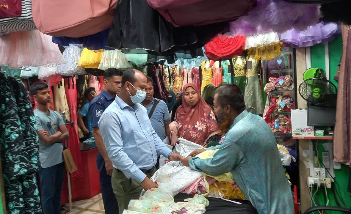 আখাউড়ায় ভ্রাম্যমান আদালতে তিন কাপড় ব্যবসায়িকে জরিমানা