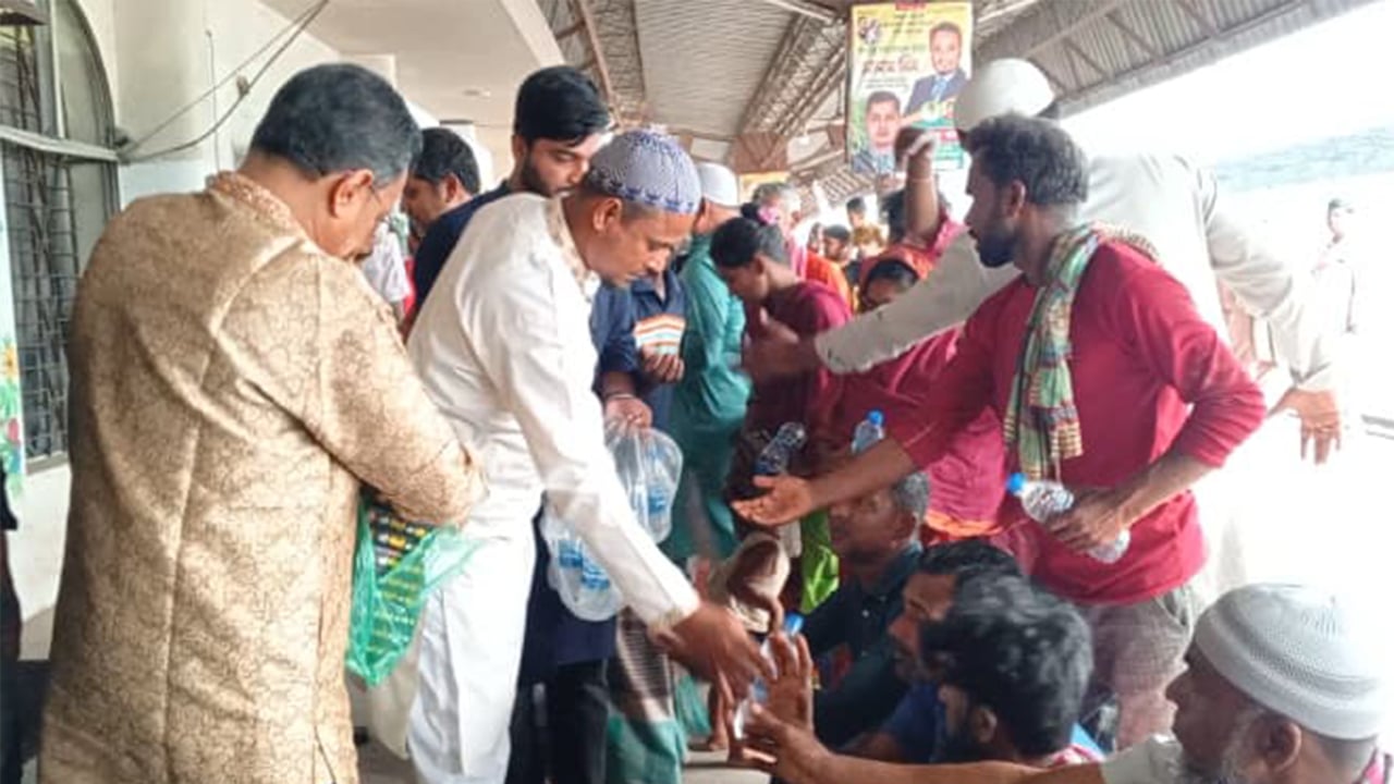 আখাউড়ায় ইফতার পেলেন সুবিধাবঞ্চিতরা