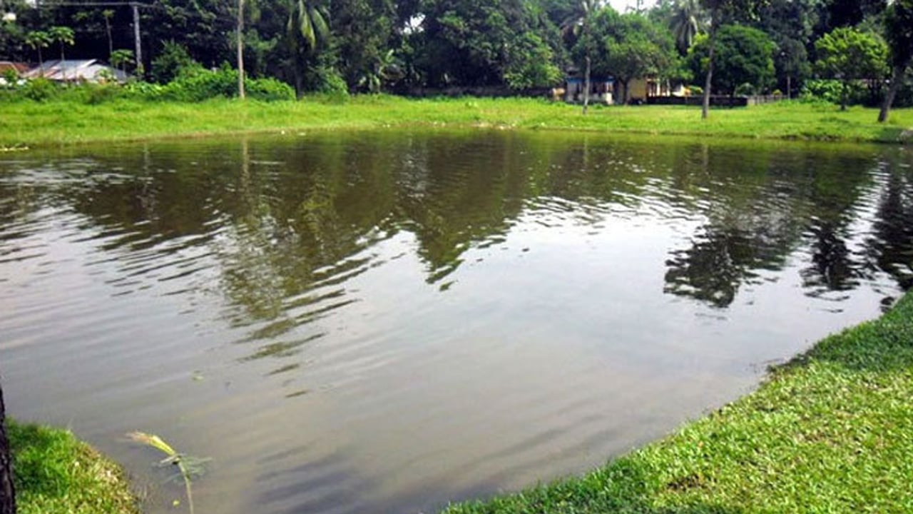পুকুরে ভাসছিল পাহারাদারের লাশ, গলায় আঘাতের চিহ্ন