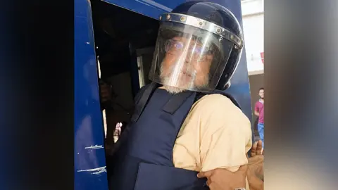 প্রিজন ভ্যানে ওঠার সময় মেজর আখতারুজ্জামানের ‘ইনকিলাব জিন্দাবাদ’ স্লোগান