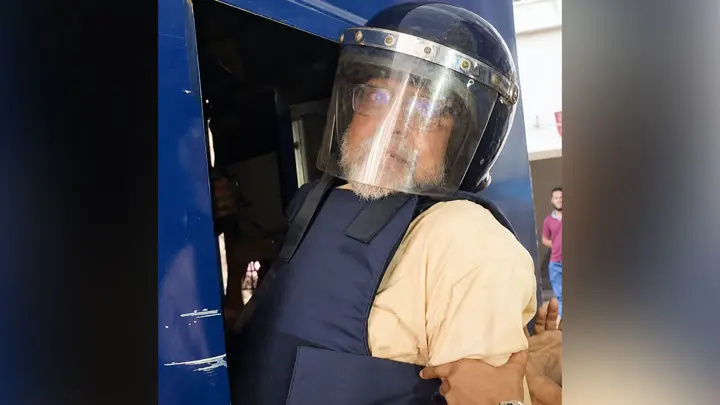 প্রিজন ভ্যানে ওঠার সময় মেজর আখতারুজ্জামানের ‘ইনকিলাব জিন্দাবাদ’ স্লোগান
