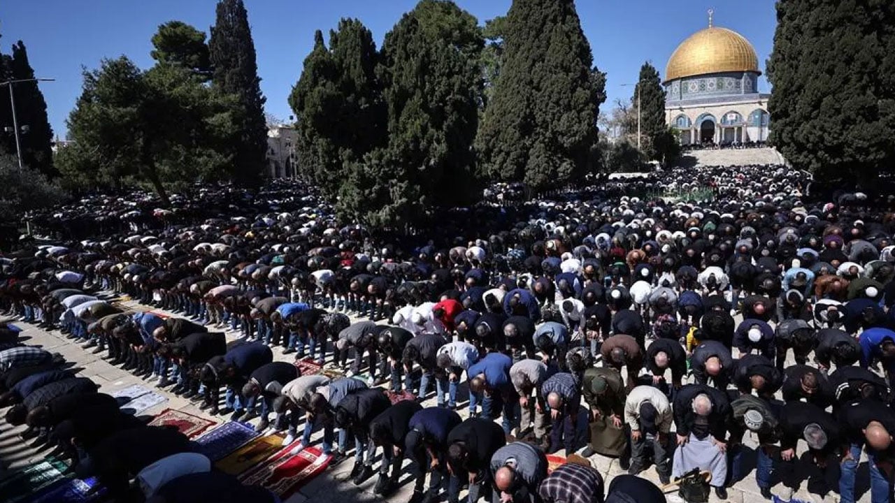 আল আকসায় জুমার নামাজে নিষেধাজ্ঞা দিল ইসরাইল