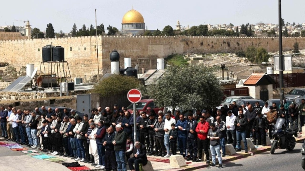 আল-আকসা বন্ধ থাকায় ফিলিস্তিনিদের রাস্তায় নামাজ আদায়