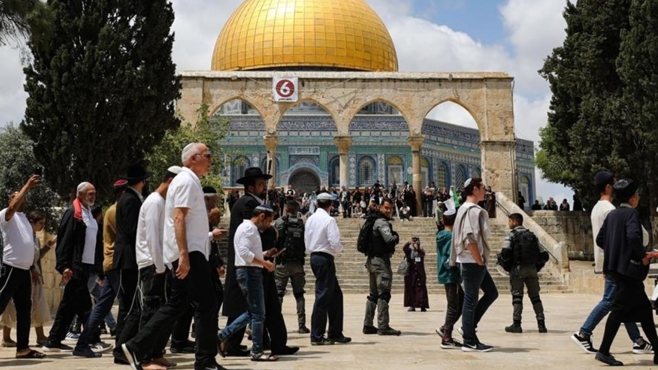পুলিশি নিরাপত্তায় আল আকসা মসজিদে ইহুদিদের ঢল