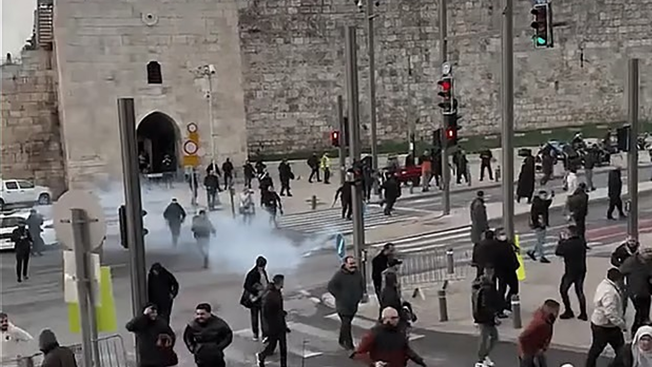 আল-আকসা প্রাঙ্গণে ঈদের নামাজে মুসল্লিদের ওপর ইসরাইলের হামলা