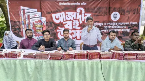 চবিতে ‘আজাদীর বই উৎসব’, শিক্ষার্থীদের স্বতঃস্ফূর্ত অংশগ্রহণ