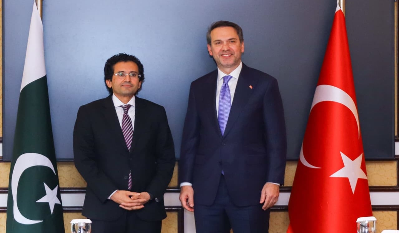 পাকিস্তান-তুরস্কের মধ্যে ৩০০ মিলিয়ন ডলারের খনিজ চুক্তি স্বাক্ষর