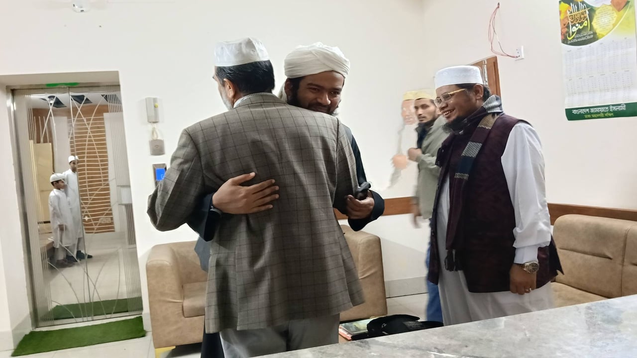 জামায়াতে ইসলামীতে যোগদানের পর দলটির নেতাদের সঙ্গে কোলাকুলি করছেন শাইখুল হাদিস আল্লামা মুফতি আলী হাসান উসামা