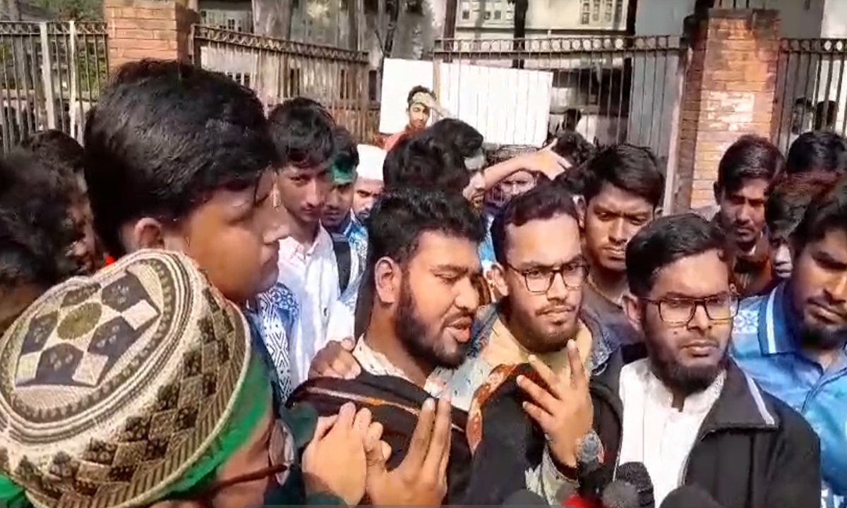 সরকারি আলিয়া থেকে আদালত সরাতে শিক্ষার্থীদের অবরোধ