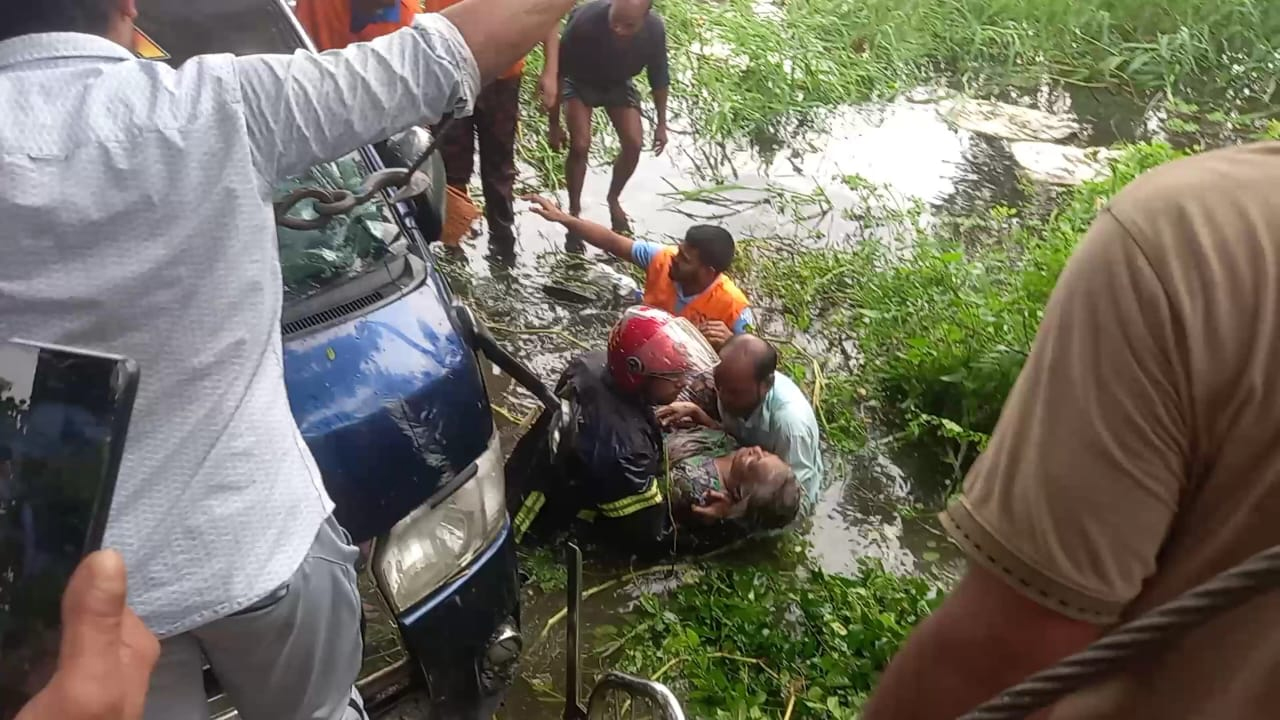 মাইক্রোবাস দুর্ঘটনায় মৃত একই পরিবারের ৭ জনের দাফন সম্পন্ন