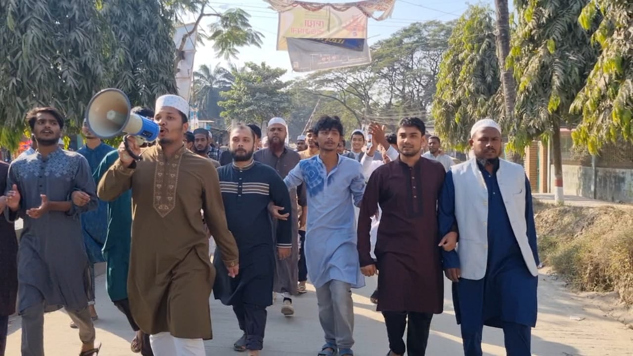 ওসমান হাদির হত্যার প্রতিবাদে বাকৃবিতে গায়েবানা জানাজা ও বিক্ষোভ