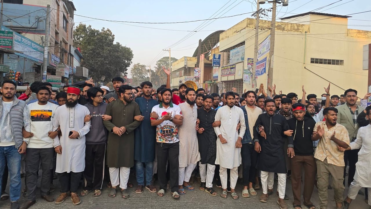 হাদিকে হত্যার প্রতিবাদে দেবিদ্বারে ছাত্রজনতার বিক্ষোভ