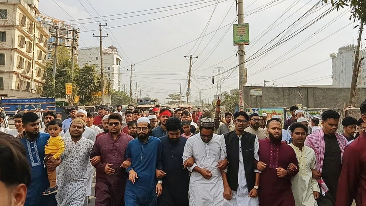 হাদি হত্যার বিচারের দাবিতে ঢাকা-চট্টগ্রাম মহাসড়কে বিক্ষোভ মিছিল