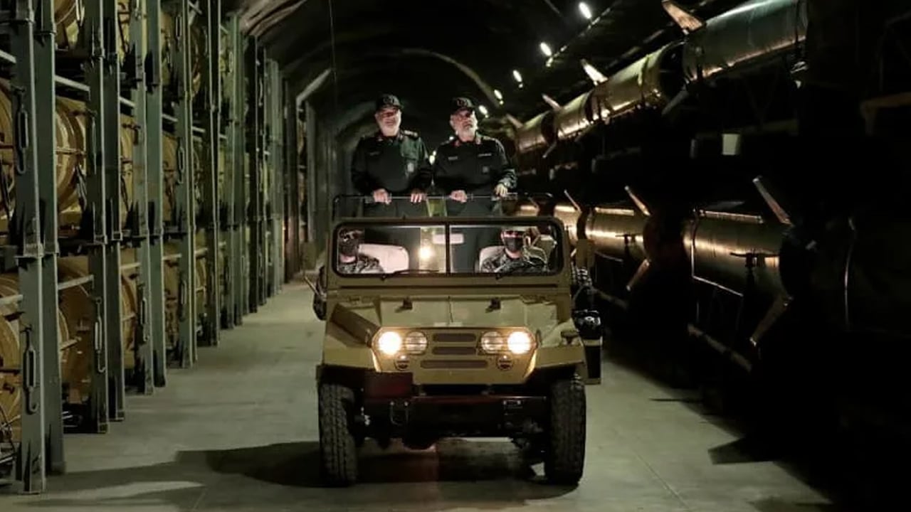 বহু বছরের ‘মিসাইল সিটি’ কৌশল থেকে সরে আসছে ইরান