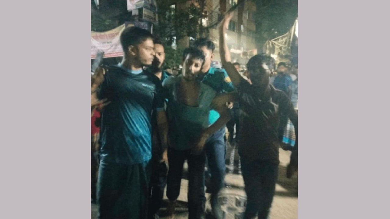 রাজধানীতে পৃথক ককটেল বিস্ফোরণ, ছাত্রলীগকর্মী আটক