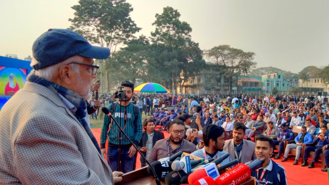 ‘হ্যাঁ’ ভোট দিতে কাউকে বাধ্য করা হচ্ছে না: উপদেষ্টা ফাওজুল কবির