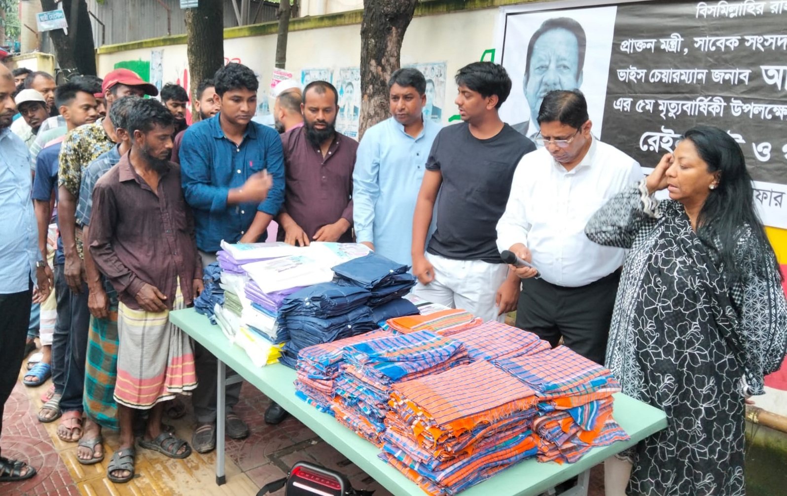 রিকশাচালকদের মাঝে রেইনকোট দিলেন ব্যারিস্টার অসীম