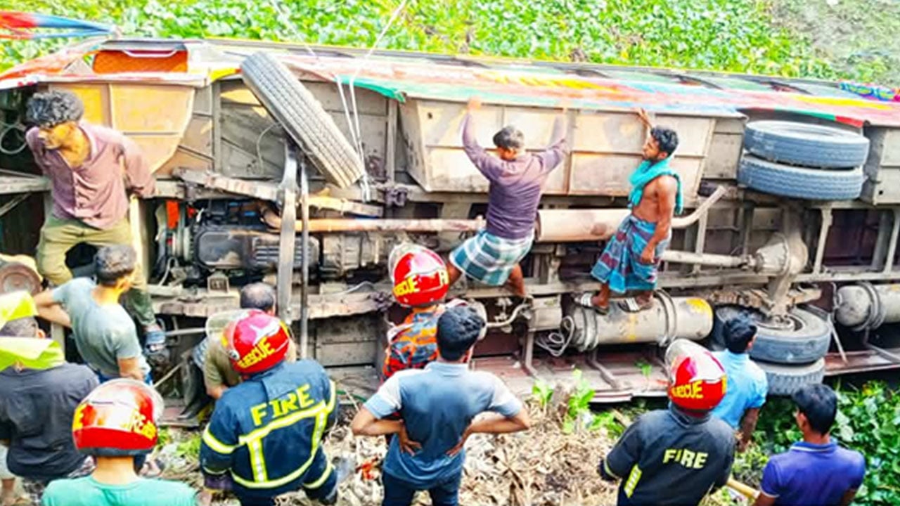 যাত্রীবাহী বাস উল্টে  খালে, ১৭ জন  আহত